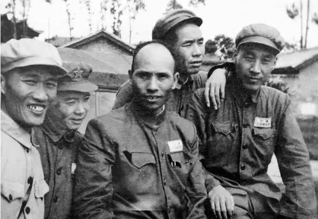 我们中国现在真的很强大，别再用10年前，5年前的眼光看待我们祖国，你就落伍了！13层楼高国宝级战略装备 你见过吗？