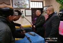 慧悟堂主哈慧老师捐抗战战利品给红色传承南下支队剧组，郝文彬在开封接受捐赠，