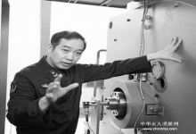  马伟明——中国航母弹射器发明人、海军上将吴胜利为他打伞